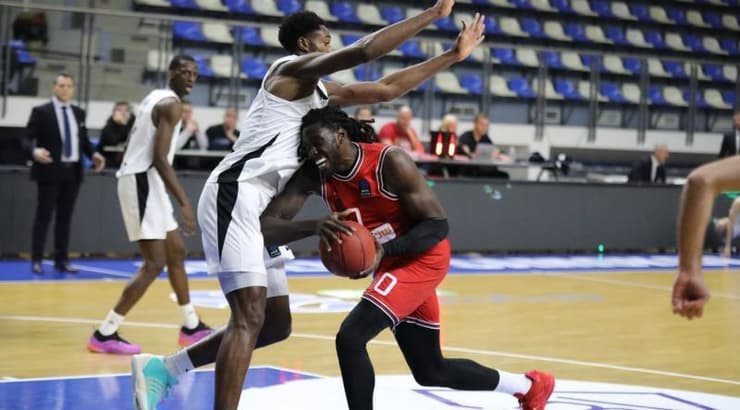 ג'ונתן מוטלי לוקח את הכדור לסל