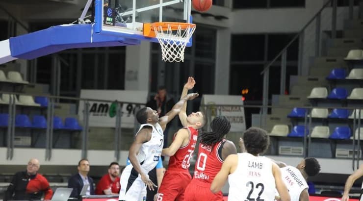 ים מדר זורק לסל