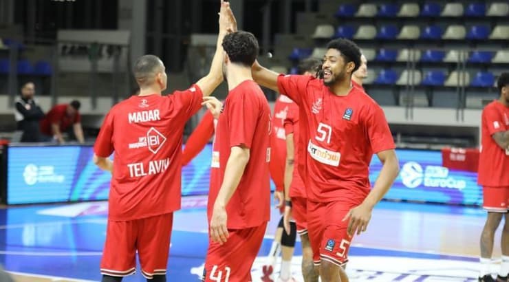 שחקני הפועל תל אביב בחימום