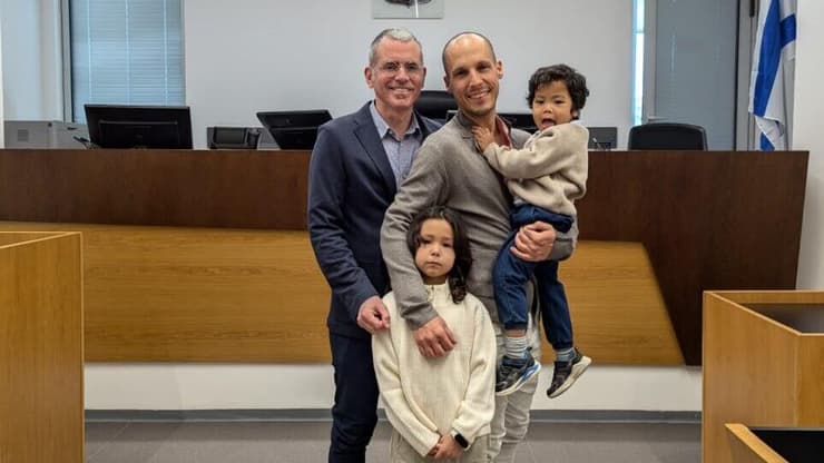 זוג גברים הומואים אימצו רשמית את בנם