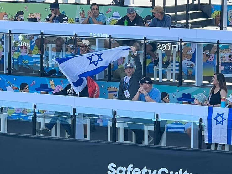 דגל ישראל במשחקה של הטניסאית הישראלית לינה גלושקו במוקדמות אליפות אוסטרליה