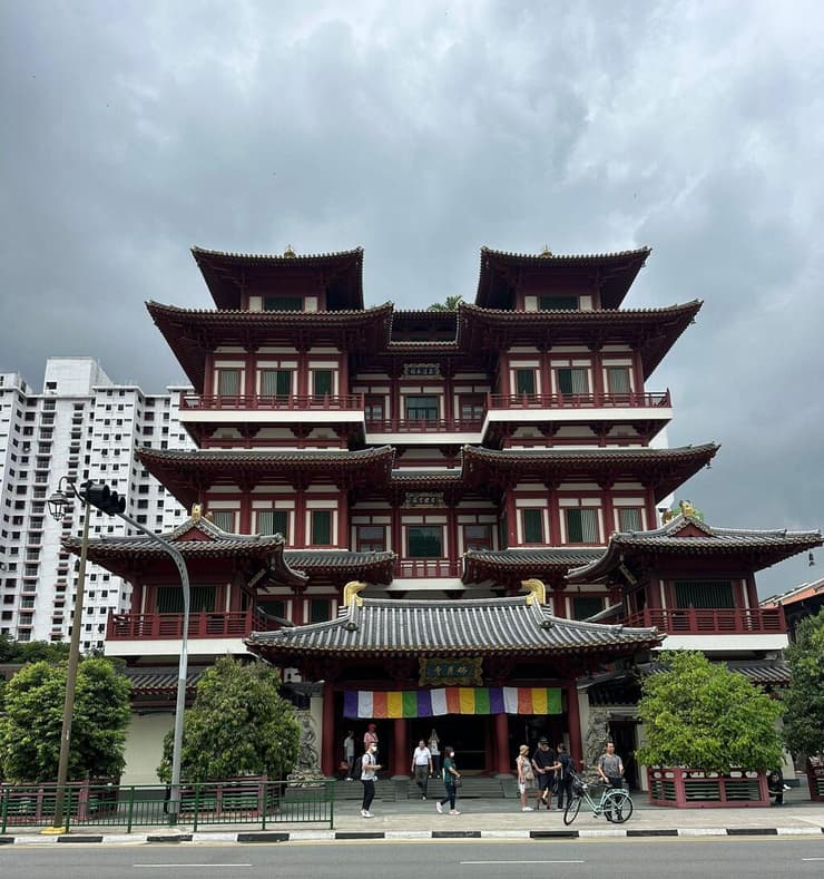 מקדש השן והבודהה (Buddha Tooth Relic Temple), שנמצא ברובע צ'יינהטאון בסינגפור (צילום באדיבות שני פינאלי ובר שלגי) שני ובר בסינגטאנג-יואן (Tangyuan) - כדורי אורז דביקפור