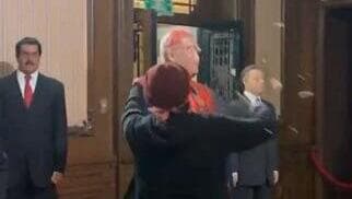 בחור משחית את בובת השעווה של בנימין נתניהו במקסיקו סיטי