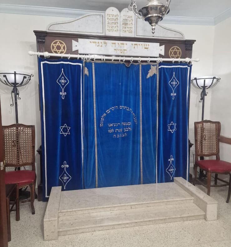 ארון הקודש בבית הכנסת