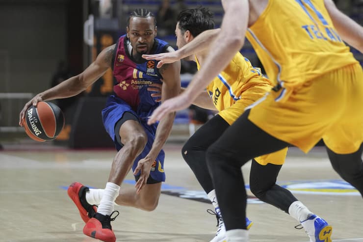 פאנתר מול בלאט במשחק הקודם בין הקבוצות (AP Photo/Darko Vojinovic) שחקן ברצלונה קווין פאנתר מול שחקן מכבי ת"א תמיר בלאט