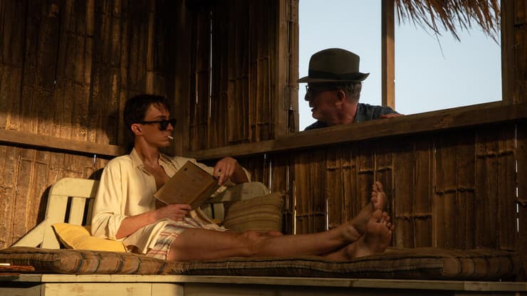 השם אינו בונד, ובמרטיני הלא-מעורבב יש הרואין. מתוך "קוויר" (צילום: באדיבות בתי קולנוע לב) מתוך "קוויר"