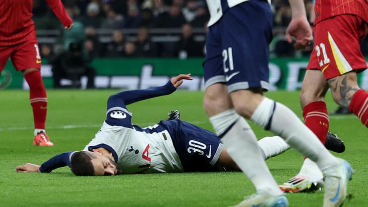 רגעים של חרדה. רודריגו בנטנקור על הדשא (צילום: Reuters/Paul Childs) רודריגו בנטנקור