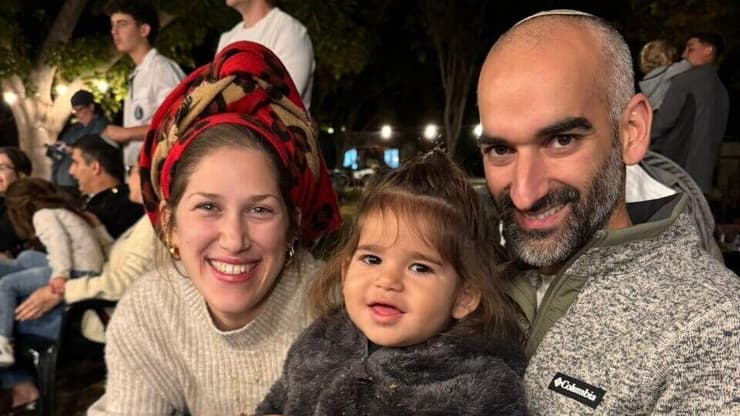 רס"ם אלעד וינקלשטיין ז"ל שנרצח בפיגוע בכפר פונדוק, עם אלמנתו טל ובנם עומר