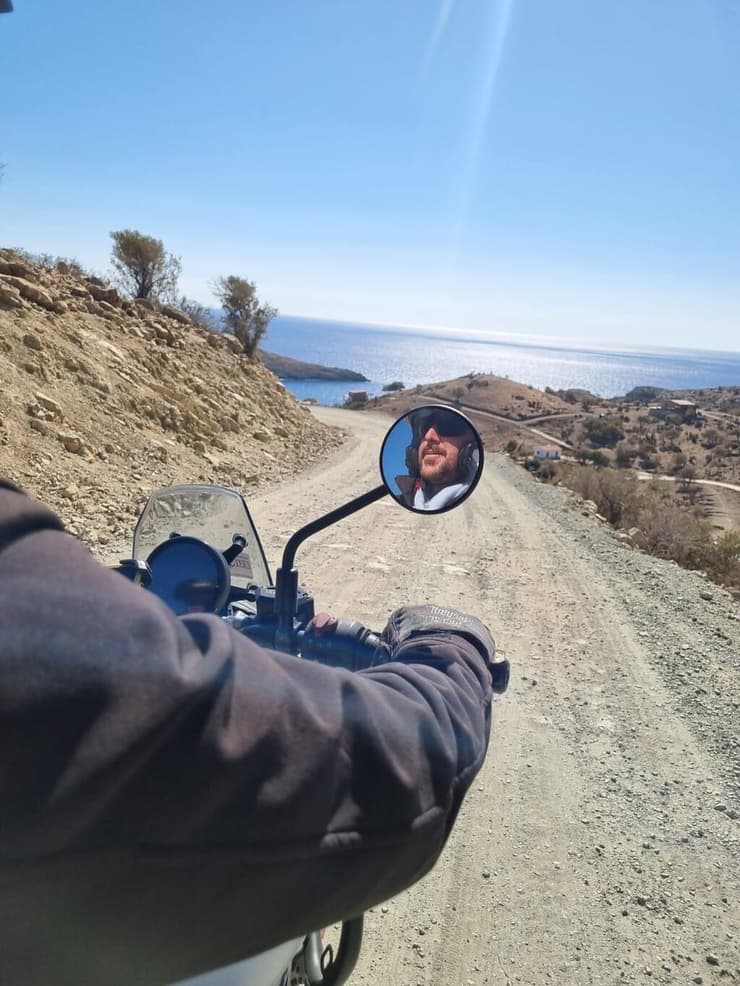 דניאל על האופנוע בדרכים של כרתים