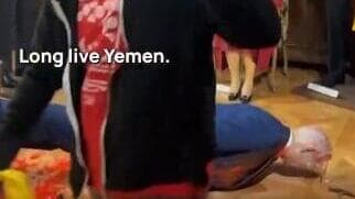 הפסל של נתניהו מופל לקרקע בחור משחית את בובת השעווה של בנימין נתניהו במקסיקו סיטי