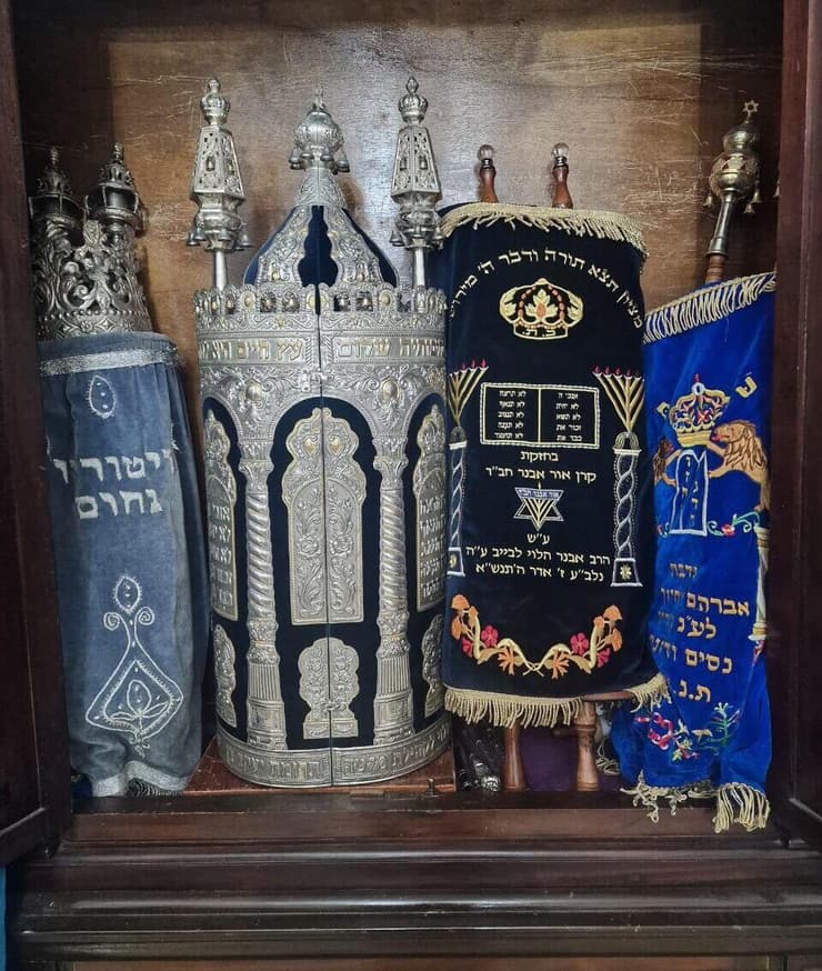 ספרי תורה בארון הקודש