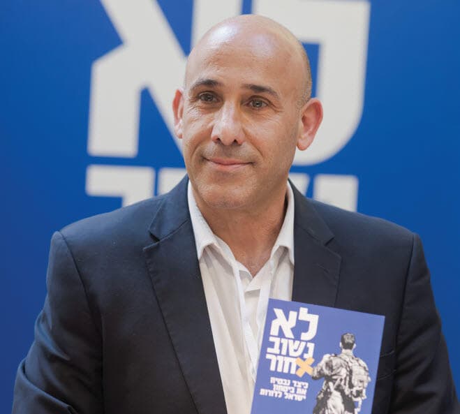 אביבי עם ספרו (צילום: דניאל סטראבו) אביבי עם ספרו