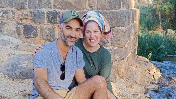 רס"ם אלעד וינקלשטיין ז"ל שנרצח בפיגוע בכפר פונדוק, עם אלמנתו טל ובנם עומר