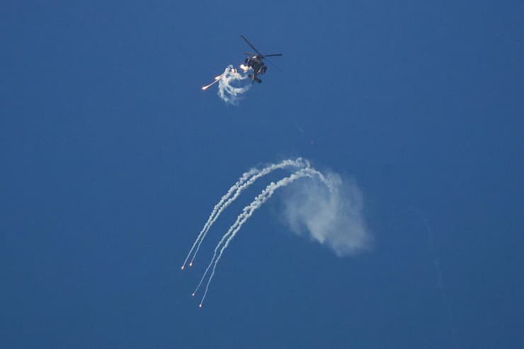 מסוק בואינג AH-64 אפאצ'י מעל בית חאנון