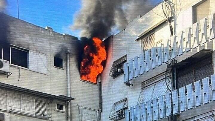 השריפה בקריית אתא (צילום: תיעוד מבצעי מד"א) שריפה במבנה בקריית אתא