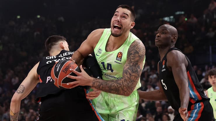 שחקן ברצלונה ווילי הרננגומס מול שחקן פריז באסקט לאופולד קבאלייר