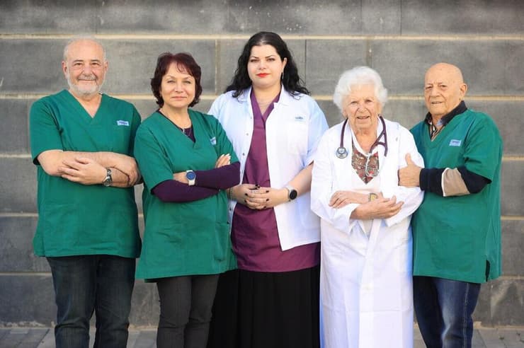 מימין סבא בתמונה ארקדי דשקובסקי וסבתא זינה במרכז הנכדה מריאנה דשקובסקי במחשב קרולינה גורודצקי הבת שנמצאת בטורונטו ומשמאל ההורים אלה ויגור דשקובסקי