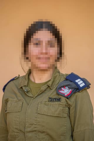 קצינת הלוגיסטיקה סרן ש' (צילום: יובל חן ) מרכז הירוט של מערכת חץ