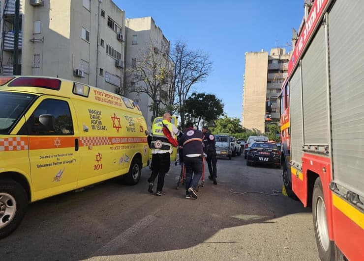 כוחות ההצלה בזירה (צילום: תיעוד מבצעי מד"א) שריפה במבנה בקריית אתא