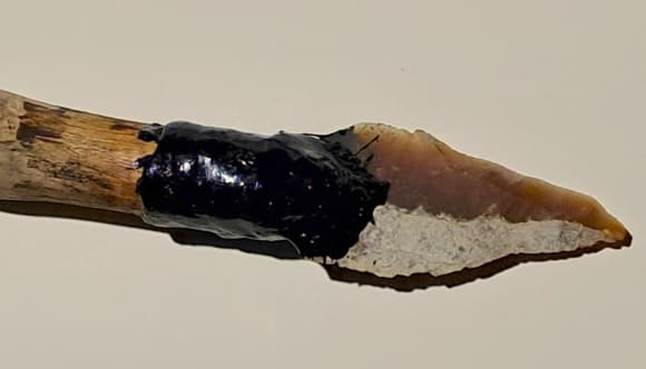 החוקרים השתמשו בזפת הדביקה שהפיקו כדי להצמיד חוד אבן למוט עץ. החנית שבראשה חוד מאבן 