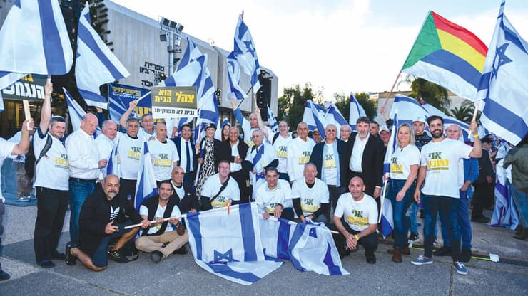 אביבי כורע ברך מלפנים, (ימין לתמונה) מוביל יחד עם הביטחוניסטים אירוע תמיכה בצה"ל ונגד סרבנות (צילום: דוברות ) אביבי כורע ברך מלפנים, (ימין לתמונה) מוביל יחד עם הביטחוניסטים אירוע תמיכה בצה"ל ונגד סרבנות