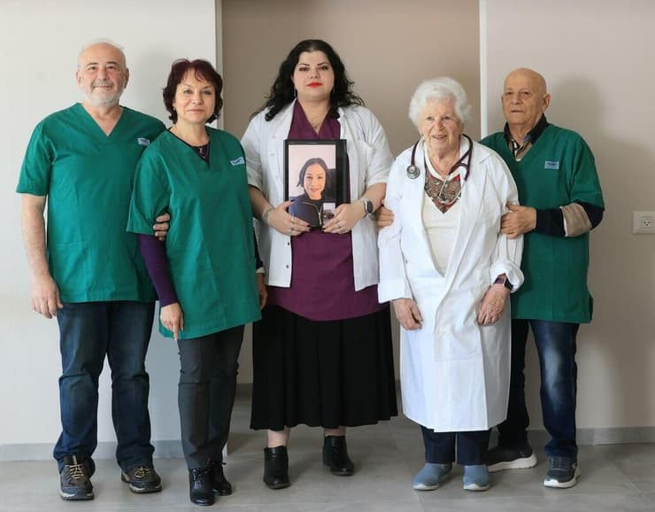 משפחה של רופאים: מימין סבא בתמונה ארקדי דשקובסקי וסבתא זינה במרכז הנכדה מריאנה דשקובסקי במחשב קרולינה גורודצקי הבת שנמצאת בטורונטו ומשמאל ההורים אלה ויגור דשקובסקי