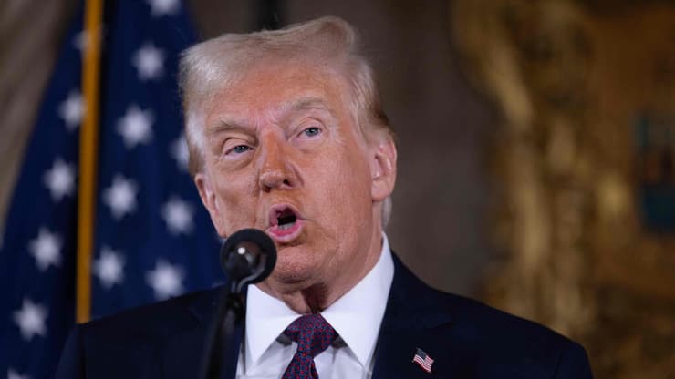 הנשיא הנבחר דונלד טראמפ (צילום: SCOTT OLSON / GETTY IMAGES NORTH AMERICA / AFP) דונלד טראמפ מסיבת עיתונאים אחוזת מאר א-לגו פלורידה ארה"ב