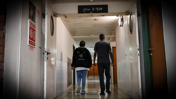 האגף המשפטי בבית החולים שער מנשה. הדיון לגבי הכנסתו לתוך בית החולים הכללי מורכב בהרבה (נחום סגל) שער מנשה