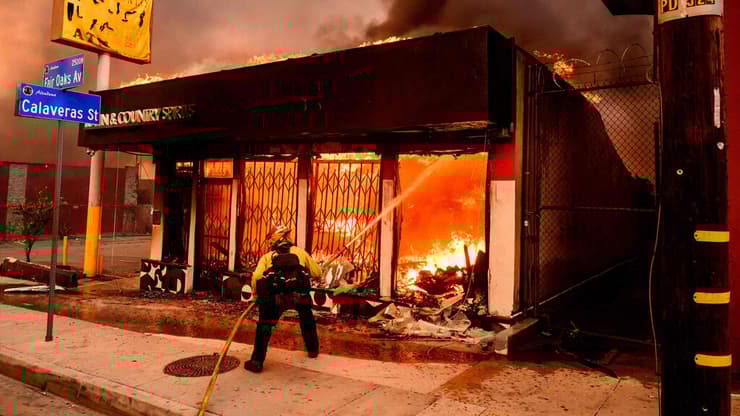 "מעריכים את הכבאים, אבל אין להם מספיק כוח אדם" (צילום: JOSH EDELSON / AFP) אלטדנה