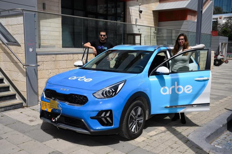 רכב של ארבה עם טכנולוגיית הרדאר של החברה