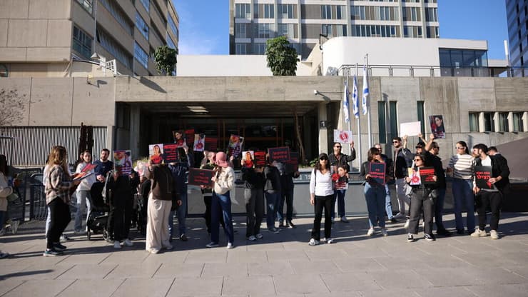 הפגנת הורים מחוץ להשלום תל אביב נגד שתי הגננות המתעללות מגן חיוכים