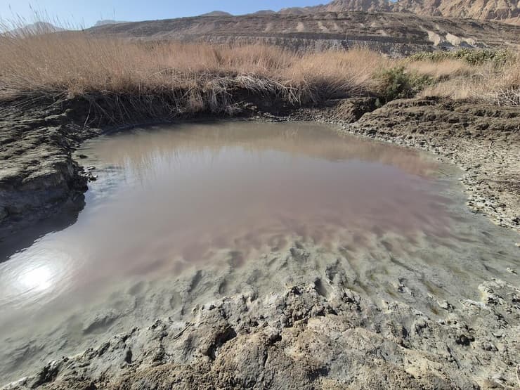 צבע המים משתנה גם בהתאם לזווית האור