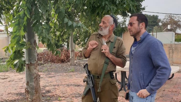 איציק שמולי ויניב בן חגי לוי, מזכיר צוחר