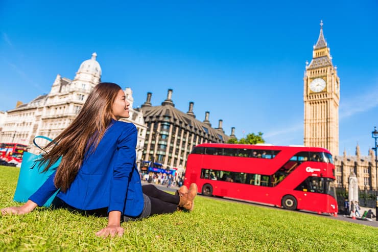 תיירות ברגע של נחת מול הביג בן בלונדון (צילום: shutterstock) תיירות ברגע של נחת מול הביג בן בלונדון