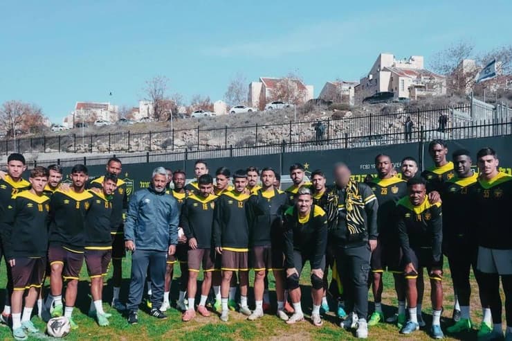 האוהד שנפגע עם השחקנים