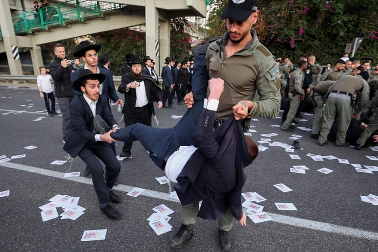 הפגנת הפלג הירושלמי נגד הגיוס לצה"ל בכביש 4 סמוך לבני ברק (צילום: JACK GUEZ / AFP) הפגנת הפלג הירושלמי נגד הגיוס לצה"ל בכביש 4 סמוך לבני ברק