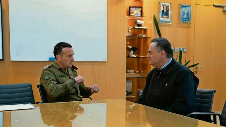 שר הביטחון ישראל כ"ץ בפגישה עם הרמטכ"ל רא"ל הרצי הלוי