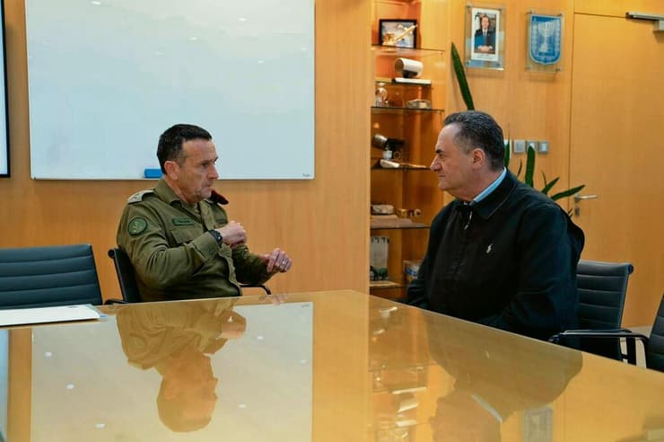 למה היה כל כך דחוף לכ''ץ להסלים את המשבר מול הרמטכ''ל? (צילום: אריאל חרמוני, משרד הביטחון) שר הביטחון ישראל כ"ץ בפגישה עם הרמטכ"ל רא"ל הרצי הלוי