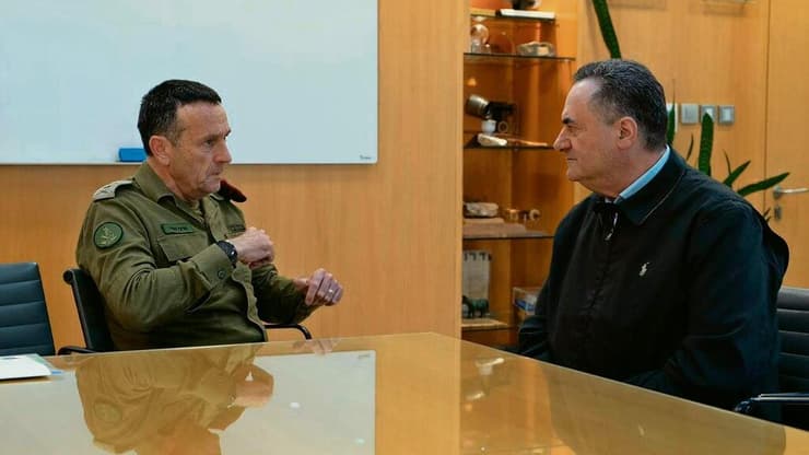 כ"ץ והלוי. שר הביטחון יתחיל לראיין מועמדים להחלפת הרמטכ"ל (צילום: אריאל חרמוני, משרד הביטחון) שר הביטחון ישראל כ"ץ בפגישה עם הרמטכ"ל רא"ל הרצי הלוי