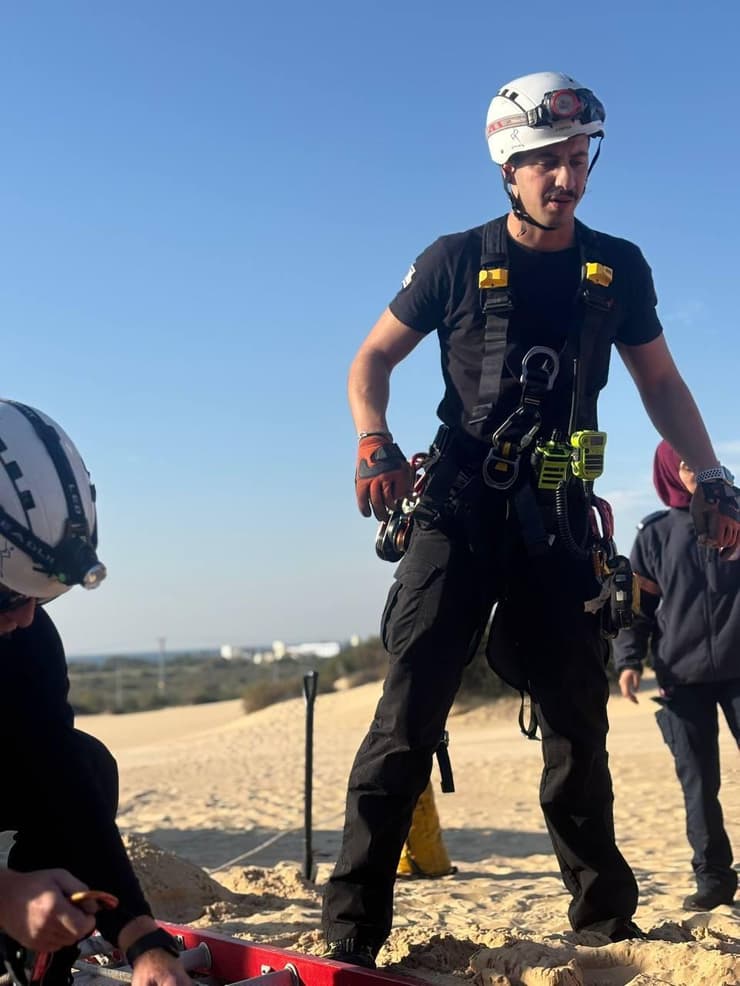 חילוץ נער מקריסת חול סמוך לקיסריה