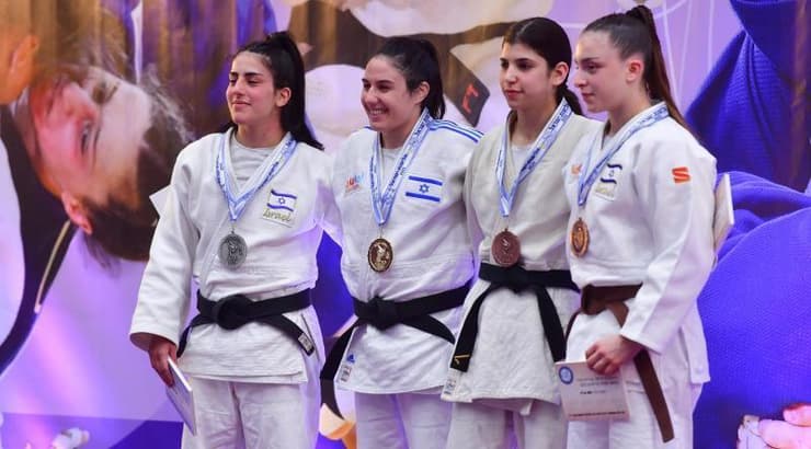 ענבל שמש על הפודיום