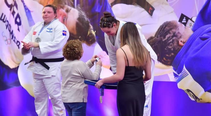 רז הרשקו ויולי מישינר על הפודיום