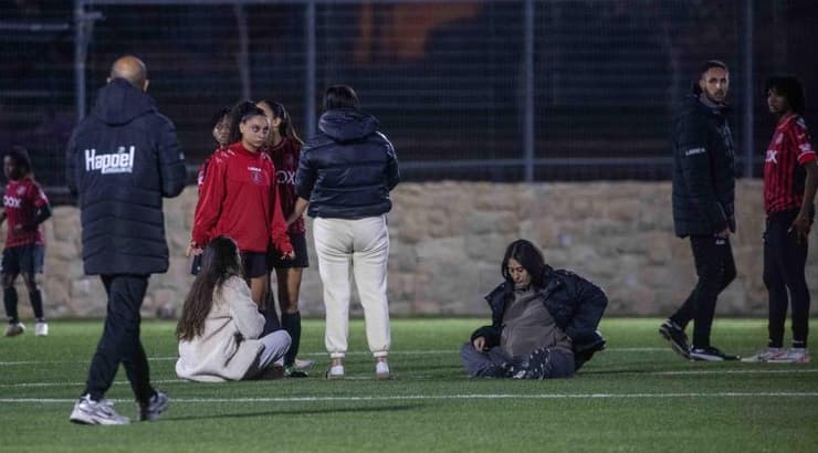 השכנות יושבות על הדשא במגרש בהר חומה (אורן בן חקון, one) השכנות יושבות על הדשא במגרש בהר חומה