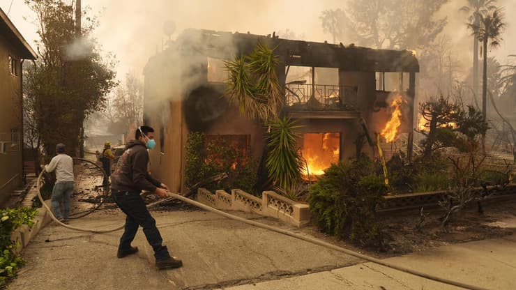 התושבים אבודים. "קנינו את הבית רק לפני שנתיים" (צילום: AP Photo/Chris Pizzello) פסדינה