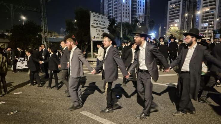 הפגנת הפלג הירושלמי נגד הגיוס לצה"ל בכביש 4 סמוך לבני ברק