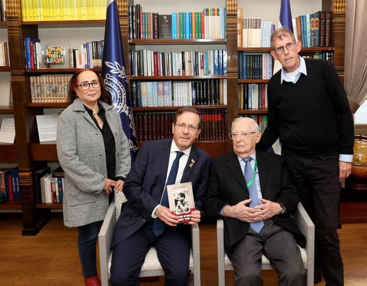 מימין: דובי איכנולד, מו"ל הוצאת ידיעות ספרים, גולדמן, הנשיא הרצוג ואריאלה רינגל הופמן (צילום: איציק בירן) ה מימין: דובי אייכנולד, מו"ל הוצאת ידיעות ספרים, גולדמן ,הנשיא הרצוג ואריאלה רינגל הופמן