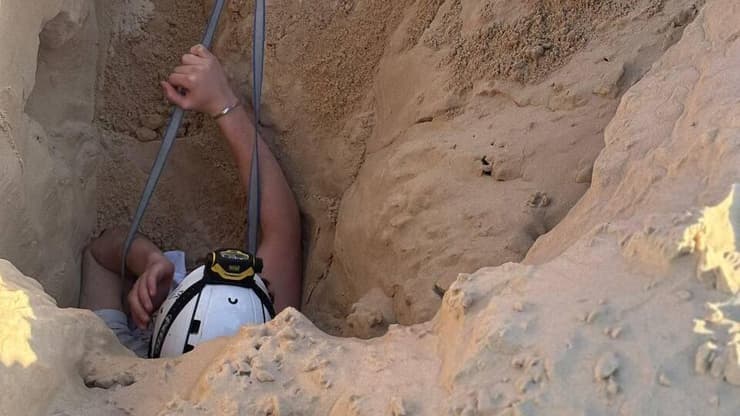 חילוץ נער מקריסת חול סמוך לקיסריה