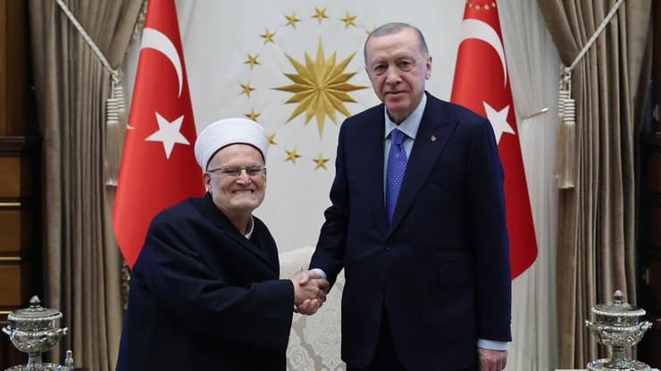 ארדואן וסברי בפגישתם (מתוך X) נשיא טורקיה רג'פ טאיפ ארדואן והשייח' ערכמה סברי