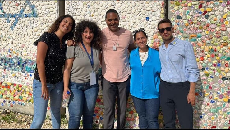 בר הקונגרס ריצ'י טורס עם נציגי פדרציית ניו יורק גבריאל סוד ואלעד סמוכה ונציגות קהילת נתיב העשרה