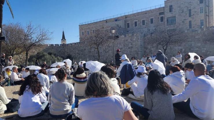 העצרת למען החטופים ליד חומות העיר העתיקה בירושלים (צילום: טל כפיר שור- משמרת 101) סיגי אמא של החטוף אליה כהן, במשמרת 101 בסמוך לחומות העיר העתיקה בירושלים